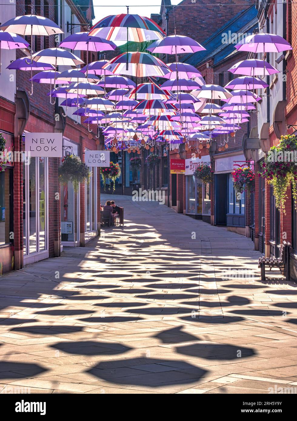 Una vista degli ombrelli appesi in una serata di sole nella Prince Epishops Place di Durham City, County Durham Foto Stock