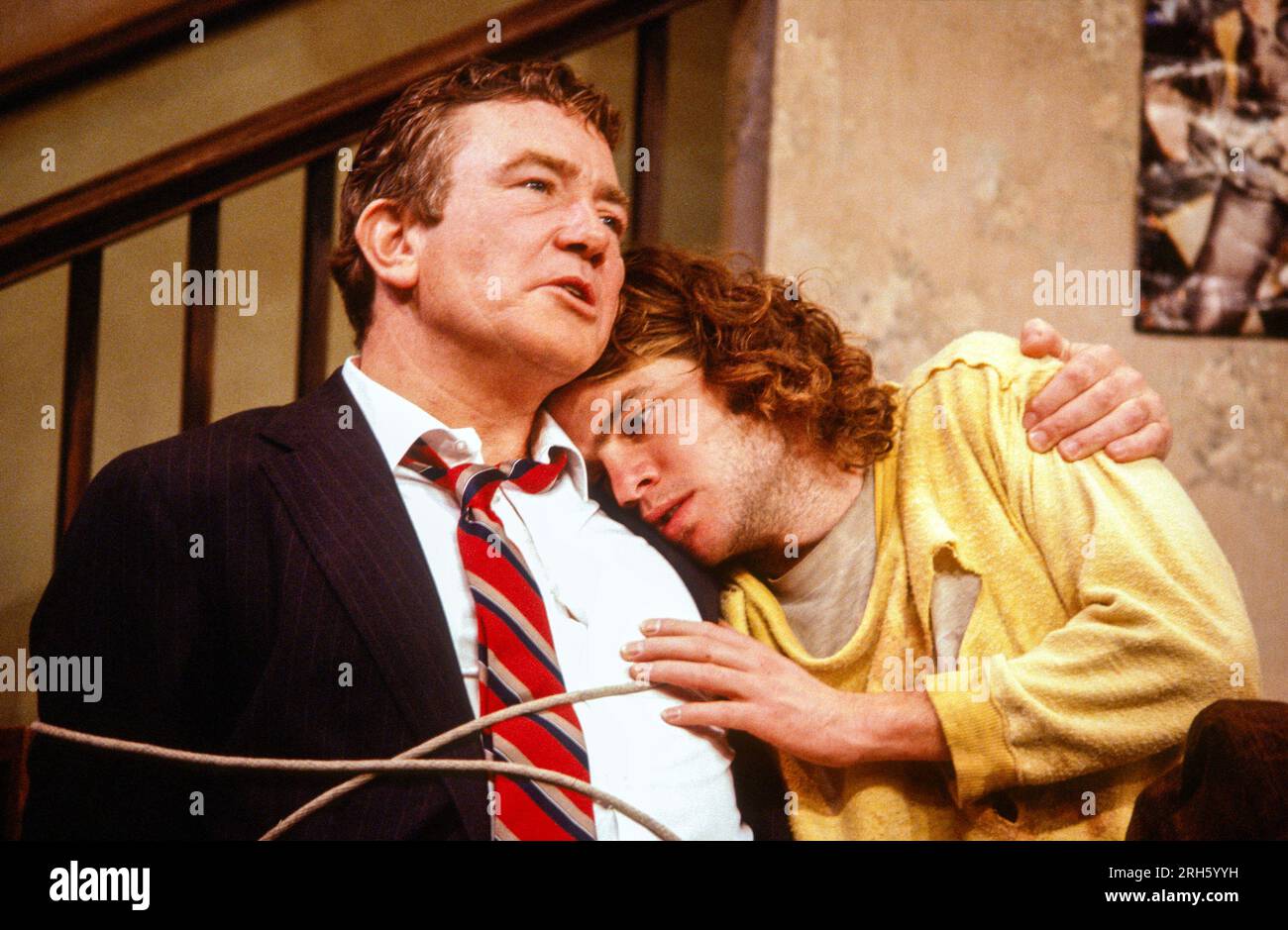 l-r: Albert Finney (Harold), Kevin Anderson (Philip) in ORPHANS di Lyle Kessler all'Hampstead Theatre, Londra NW3 11/03/1986 una co-produzione con Steppenwolf Theatre Company trasferita all'Apollo Theatre, W1 dal 09/04/1986 musica: Pat Metheney & Lyle Maye scenografia e illuminazione: Kevin ridden costumi: Nan Cibula regista: Gary Sinise Foto Stock