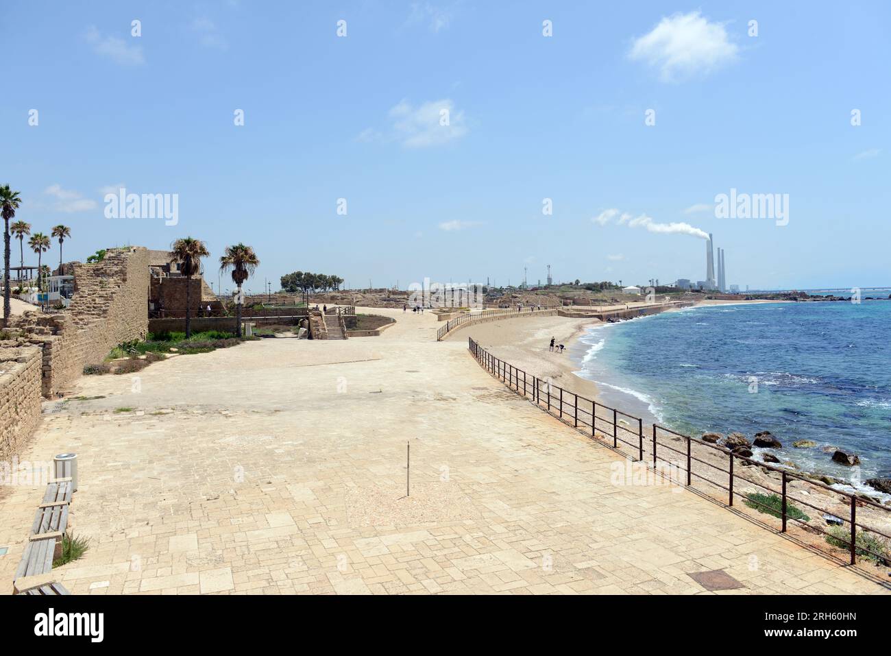 Una vista dell'antica città romana fortificata di Cesarea, Israele. Foto Stock
