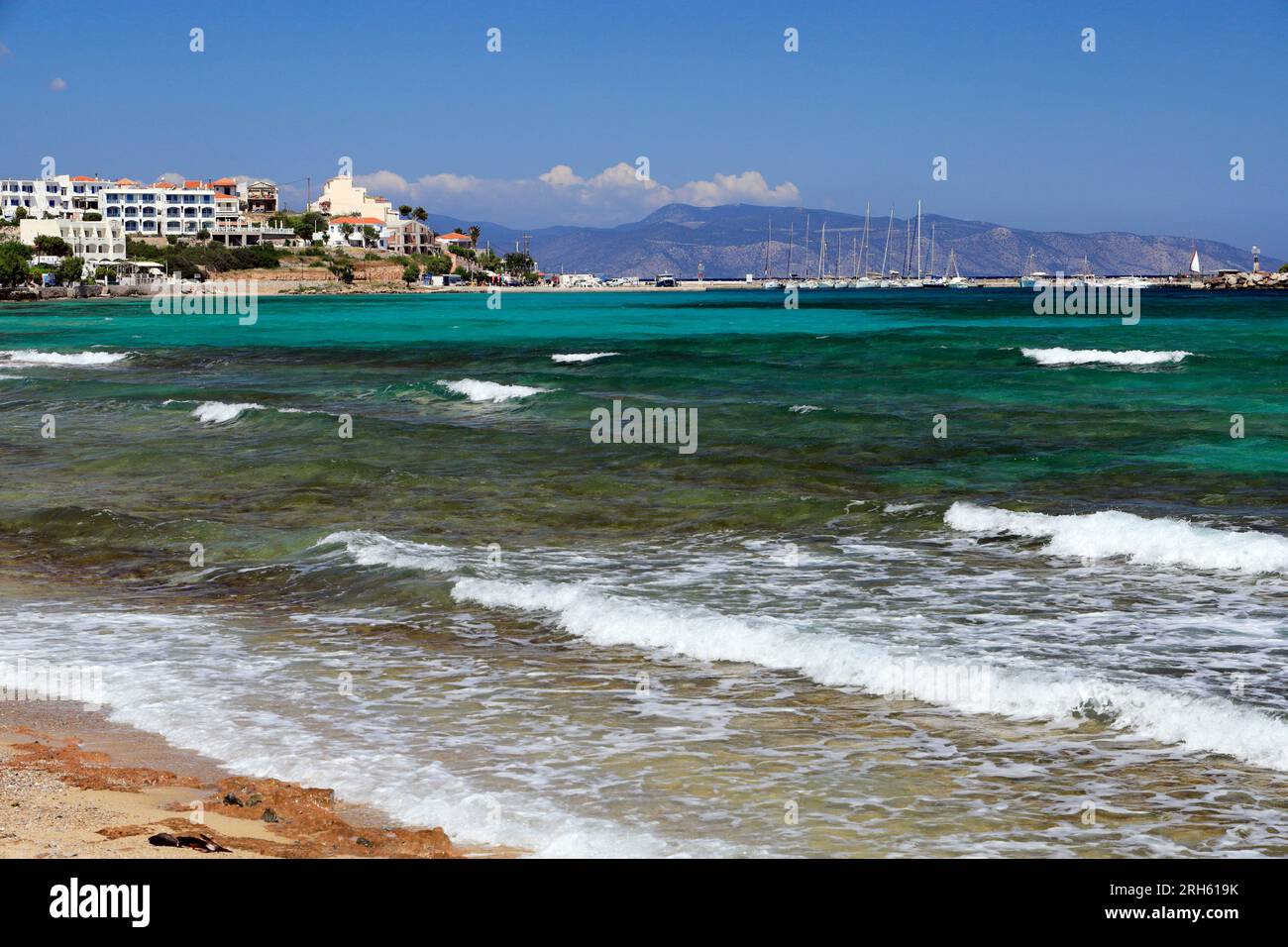 Scena costiera tra Skala e Megaloxori, Agistri, Isole Saroniche, Grecia. Foto Stock