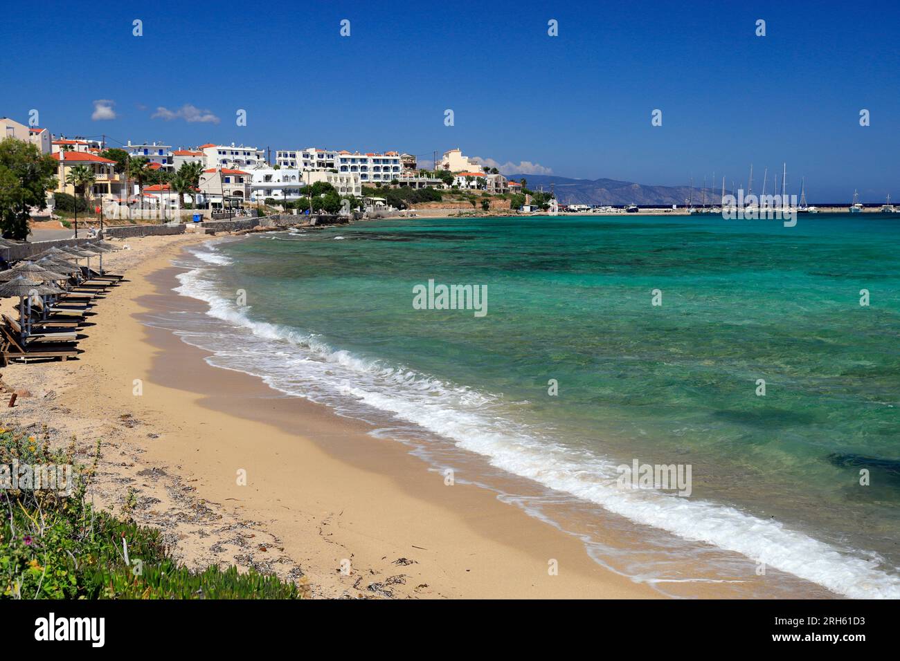 Scena costiera tra Skala e Megaloxori, Agistri, Isole Saroniche, Grecia. Foto Stock