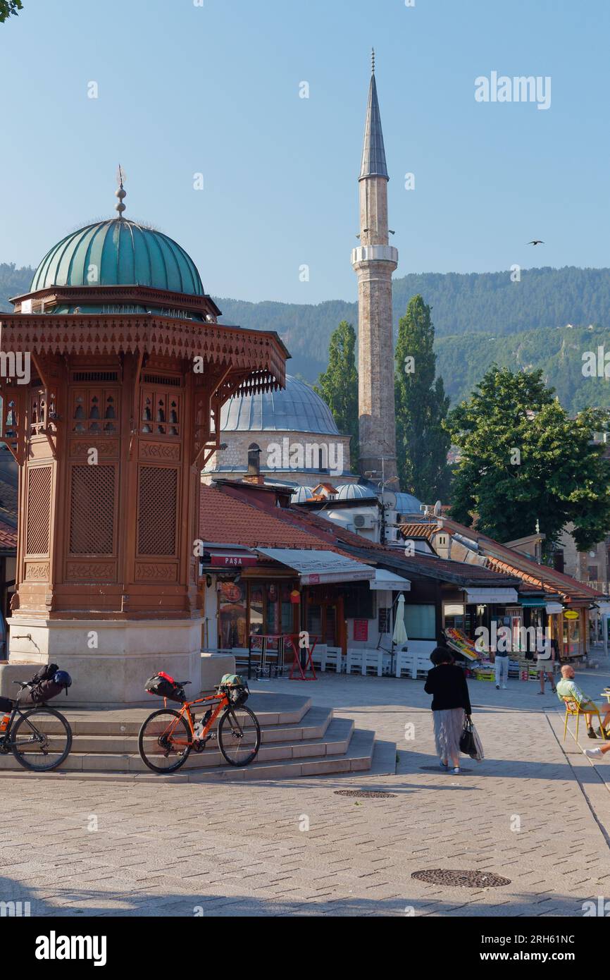 The Sebilj, una fontana in stile ottomano nel quartiere Baščaršija di Sarajevo, Bosnia ed Erzegovina, 14 agosto 2023. Foto Stock