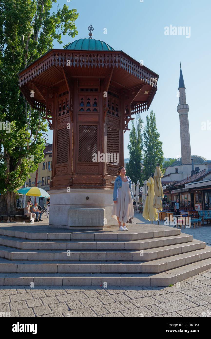 Tourist by the Sebilj, una fontana in stile ottomano nel quartiere Baščaršija di Sarajevo, Bosnia ed Erzegovina, 14 agosto 2023. Foto Stock