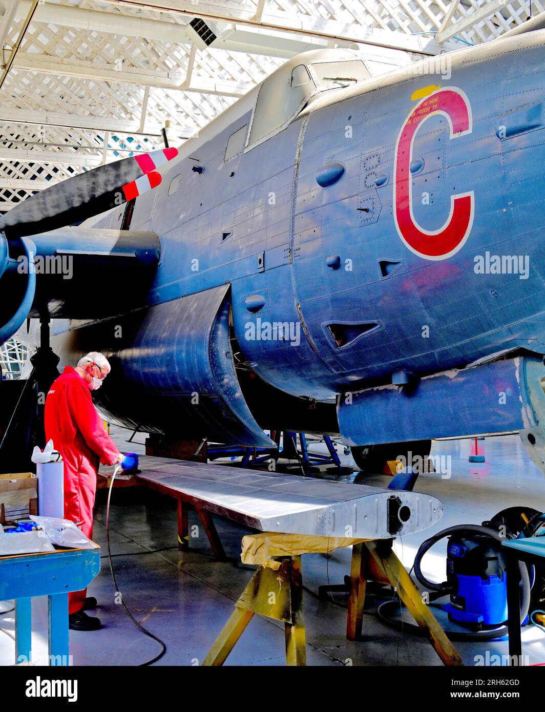 RAF Shackleton aerei anti-sommergibile in fase di restauro presso l'Imperial War Museum di Duxford Foto Stock