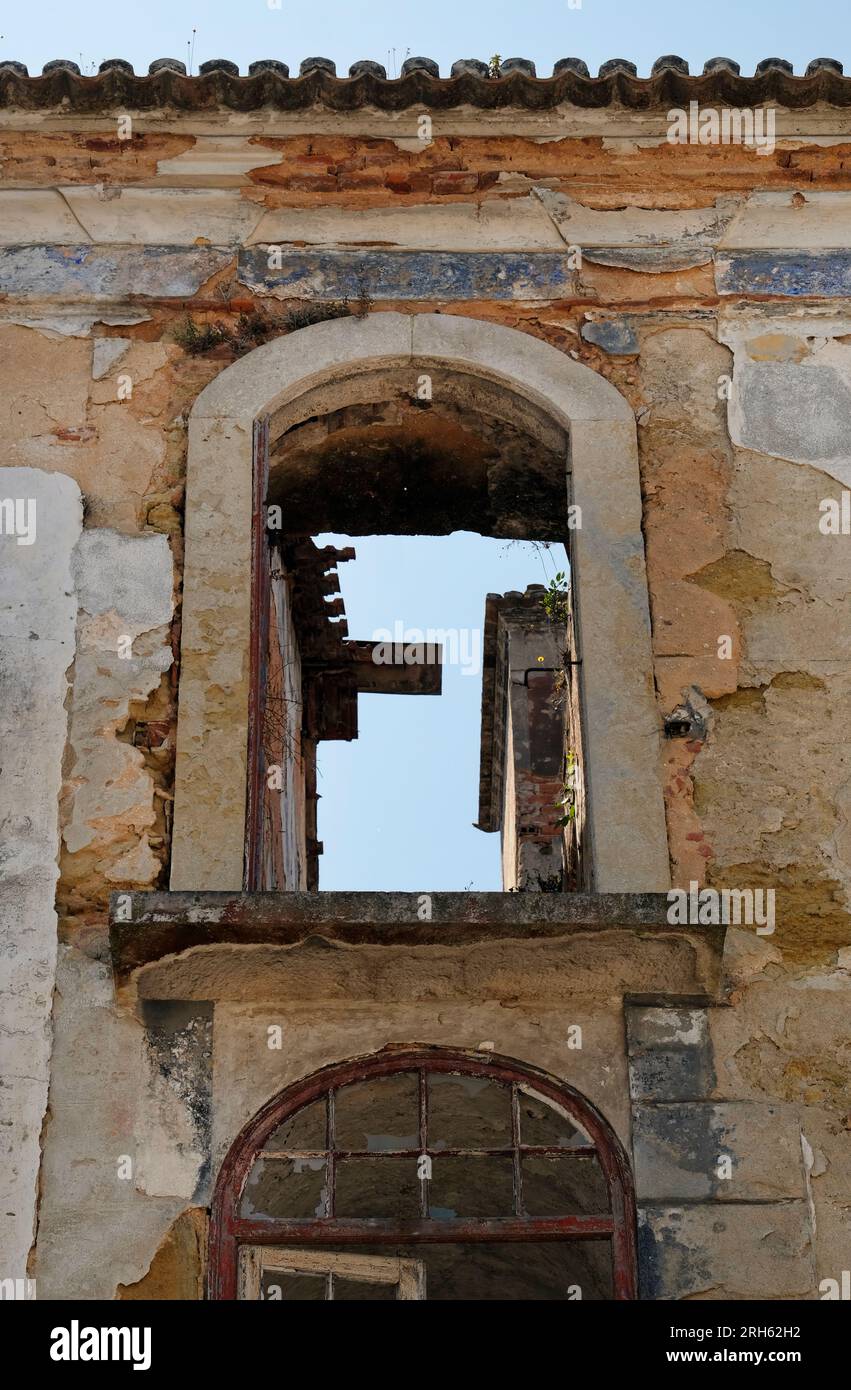 Finestra rotta di un edificio abbandonato a Lisbona, Portogallo Foto Stock
