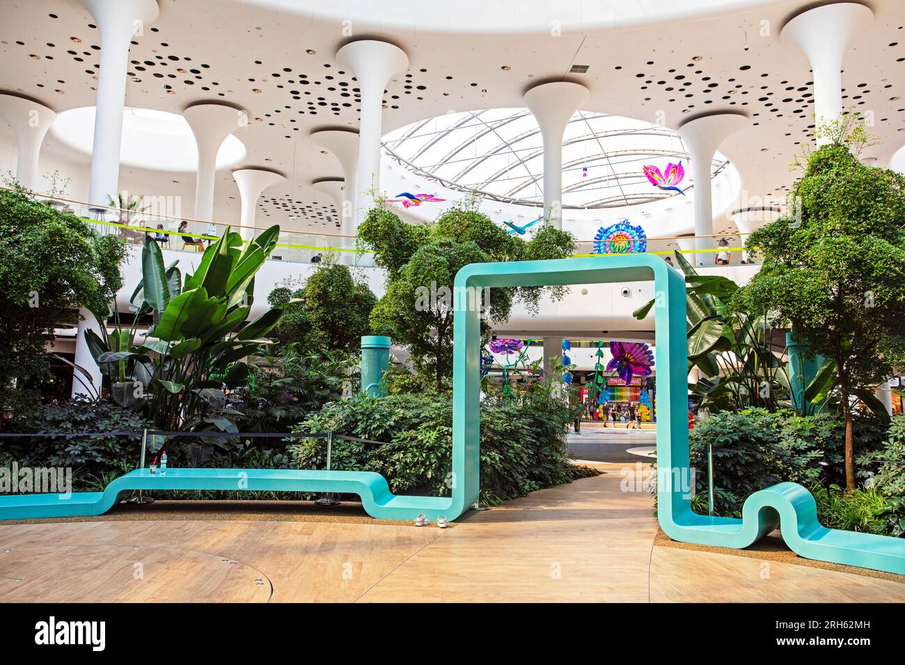 interni bellissimi ed eleganti con piante viventi nel centro commerciale Foto Stock