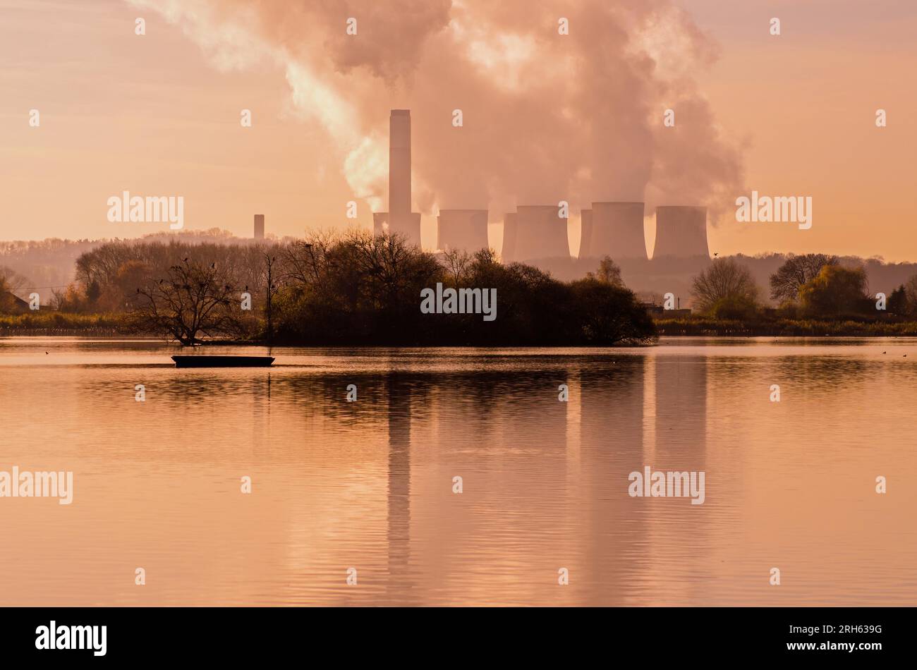 La centrale elettrica di Ratcliffe-on-Soar si riflette nelle piscine della riserva naturale di Attenborough, Nottinghamshire Foto Stock