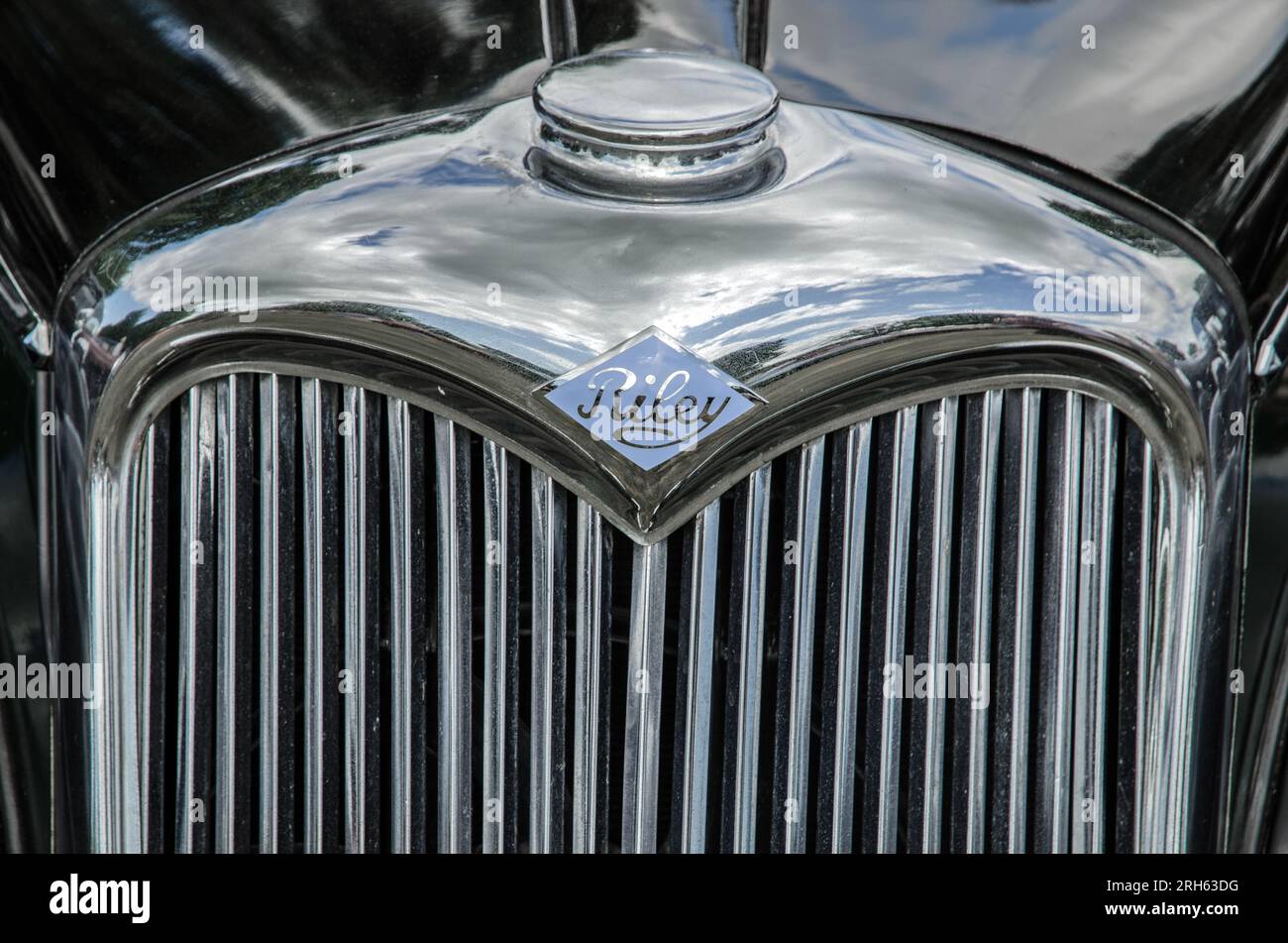 Radiatore cromato e stemma di un'auto Riley degli anni '1940 Foto Stock