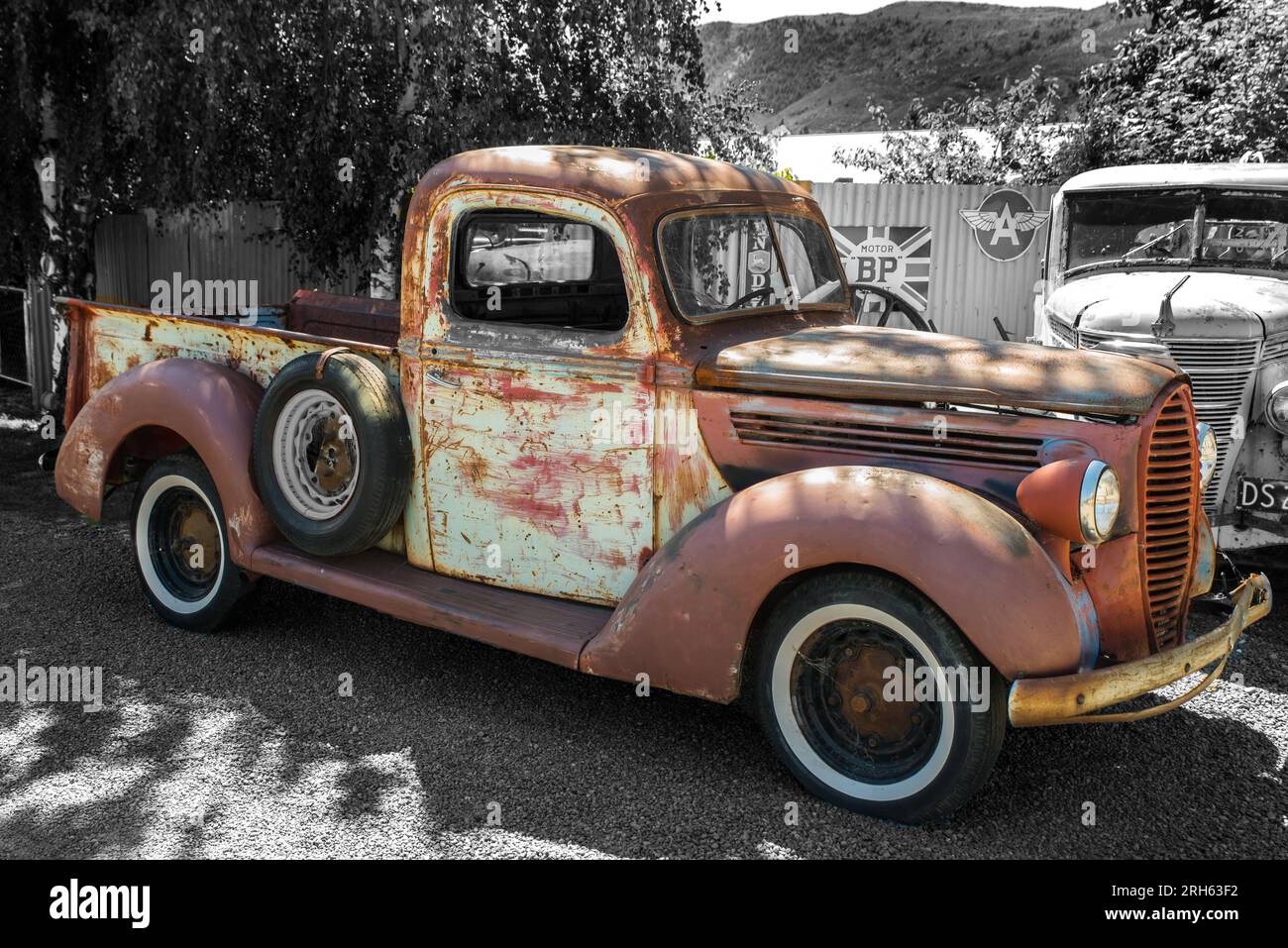 Un camion Ford marrone arrugginito degli anni '1930 con pneumatici whitewall Foto Stock