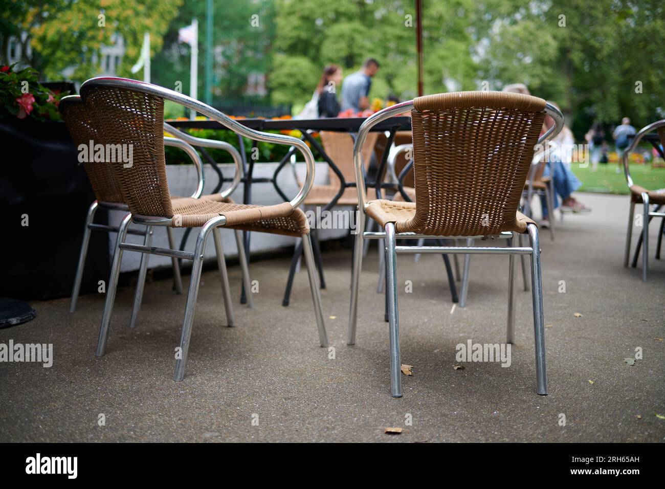 due sedie accanto a un tavolo nel caffè all'aperto Foto Stock