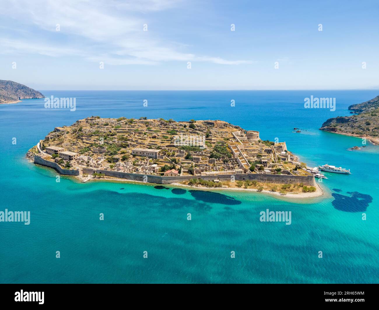 Vista aerea di un'antica isola fortezza veneziana e dell'ex colonia di Leper. Spinalonga, Creta, Grecia. Foto Stock