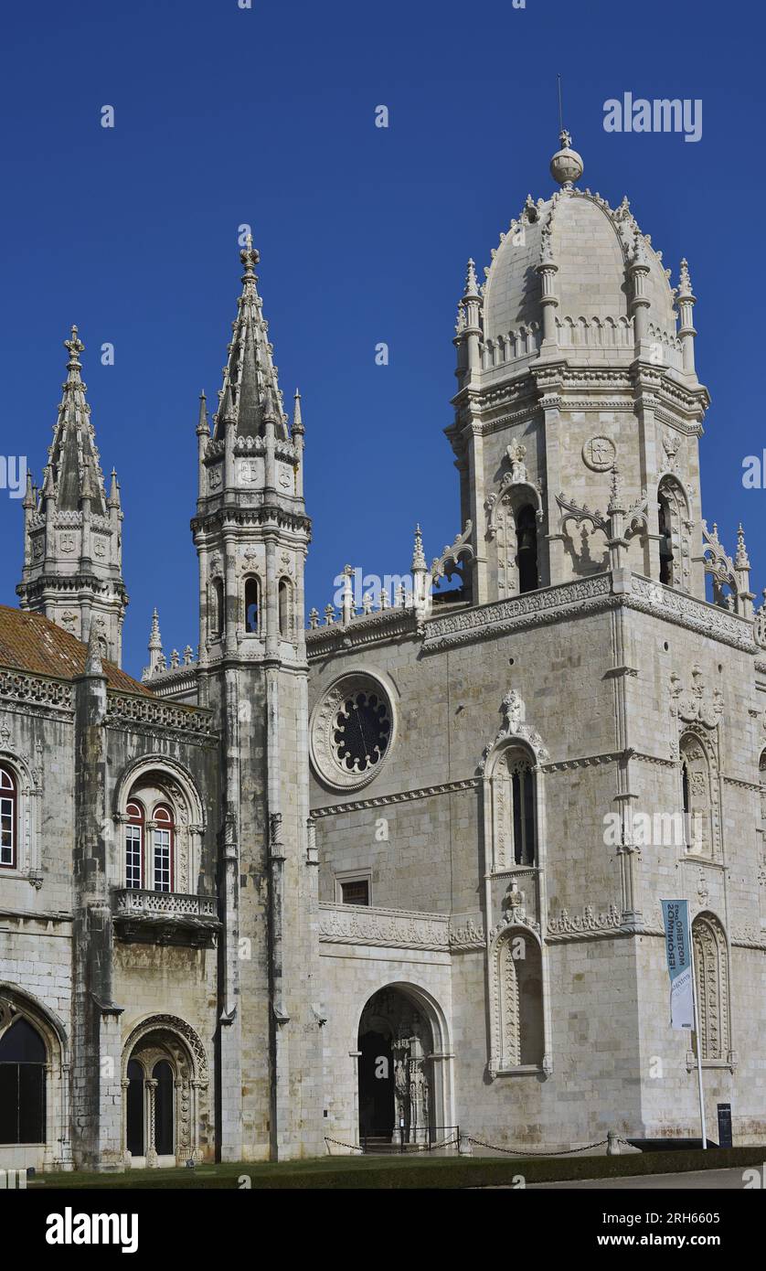 Portogallo. Lisbona. Monastero dei Hieronymoites. Re Manuel i commissionò la sua costruzione per commemorare il ritorno di Vasco da Gama dall'India. È stato progettato in stile manuelino da Juan del Castillo (1470-1552). Particolare architettonico dell'esterno dell'edificio, con la cupola della chiesa. 16th ° secolo. Foto Stock