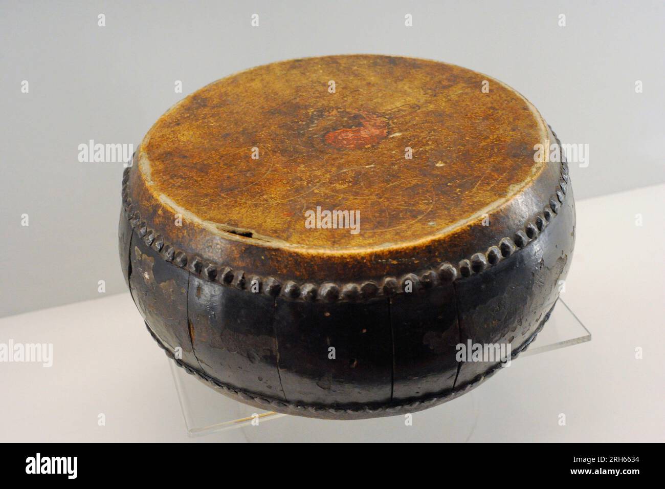 Drum, CA.1850. Dal Vietnam. Tamburo a volte chiamato 'dai co'. Era appeso a un leggio di legno che lo teneva in posizione verticale come un gong. L'uso di questi tamburi era religioso o giocoso, accompagnando le opere tradizionali. Museo Navale. Madrid, Spagna. Foto Stock