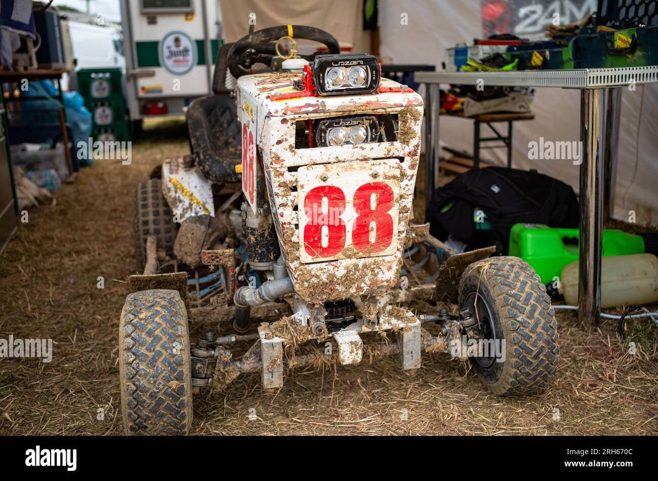 Un primo piano del rasaerba da corsa Rasicross Team B1 parcheggiato nella sua tenda nei box prima di gareggiare con l'annuale Bristish Lawn Mower di 14 ore Foto Stock