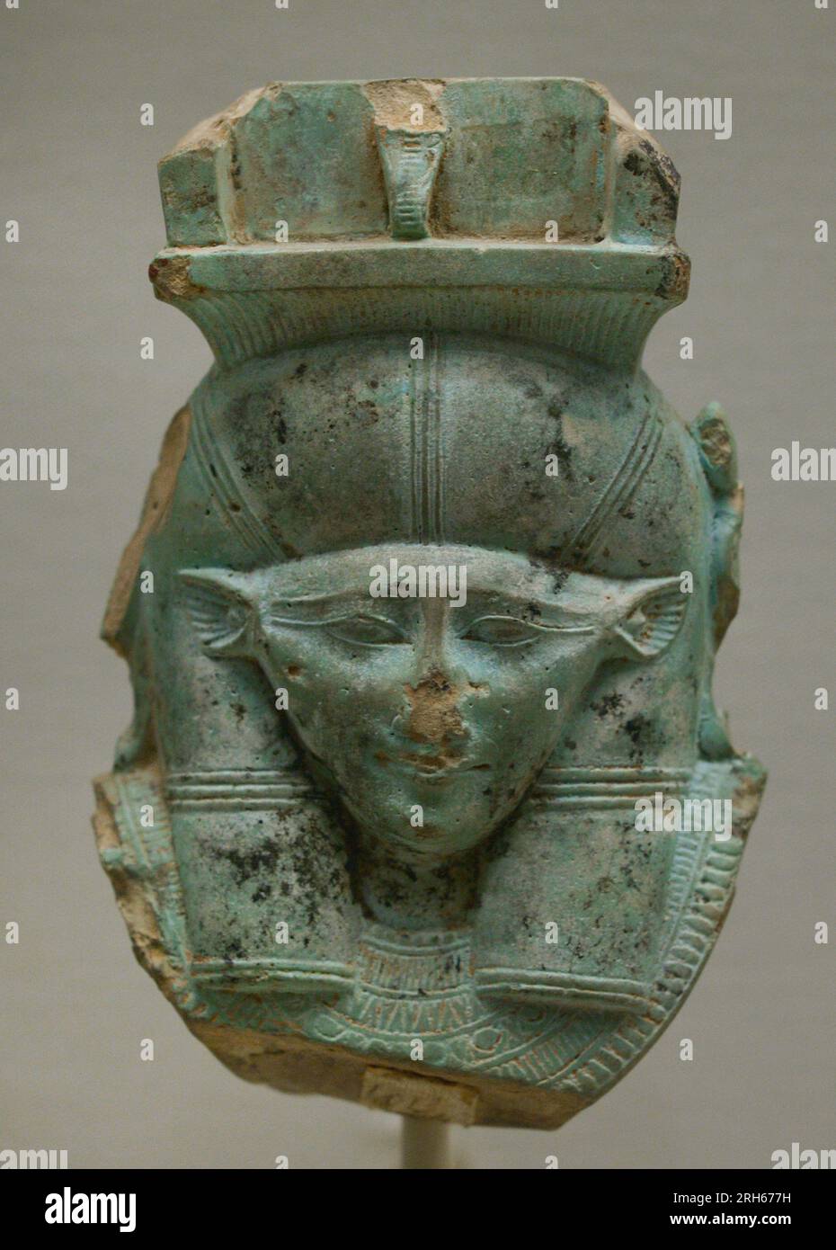 Capo della dea Hathor. Periodo ritardato. 26th Dinastia. 664-332 A.C. Fede verde. Museo Calouste Gulbenkian. Lisbona, Portogallo. Foto Stock