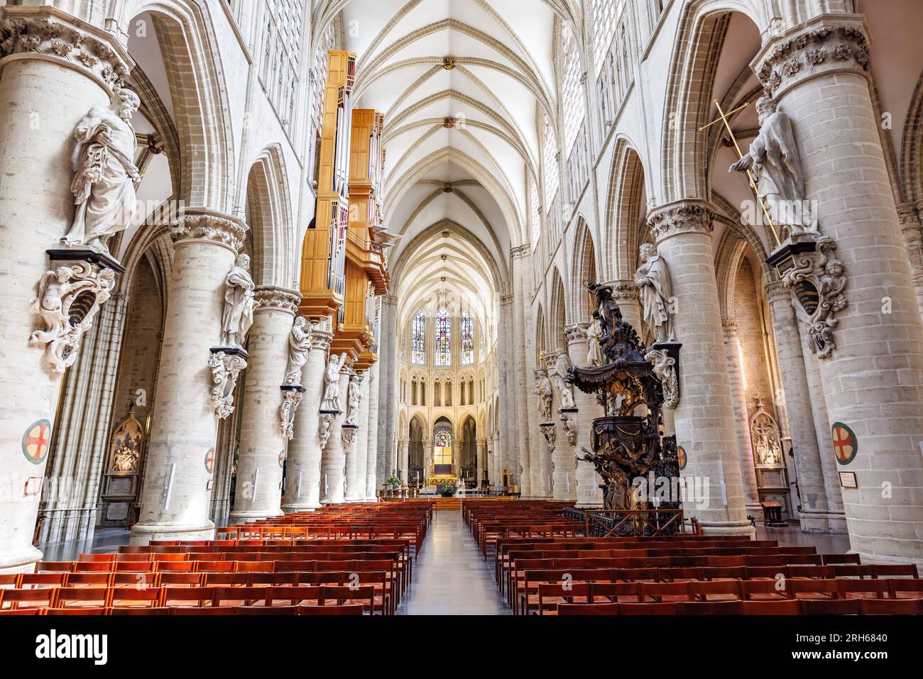 Bruxelles, Belgio - 15 giugno 2023: Interno della Cattedrale di San Michele e San Gudula (Cathédrale des Saints Michel et Gudule), una cattedrale medievale romana risalente al secolo scorso Foto Stock