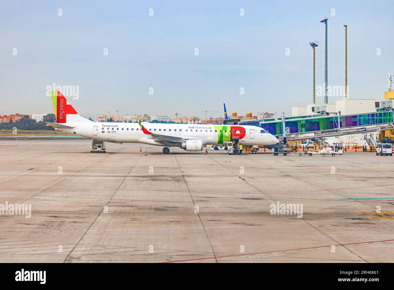 Siviglia, Spagna - 17 maggio 2023: Un aereo passeggeri Embraer E195AR operato da TAP Express da Portugalia Airlines è in fase di preparazione presso l'aeroporto Foto Stock