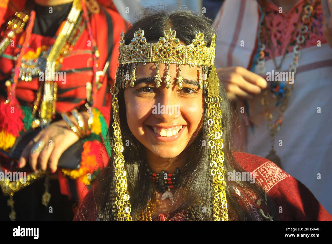 Tunisi, Tunisia. 13 agosto 2023. Una donna vestita con abiti tradizionali celebra la giornata nazionale della donna a Tunisi, in Tunisia, 13 agosto 2023. La giornata nazionale della donna cade il 13 agosto in Tunisia. Crediti: Adel Ezzine/Xinhua/Alamy Live News Foto Stock