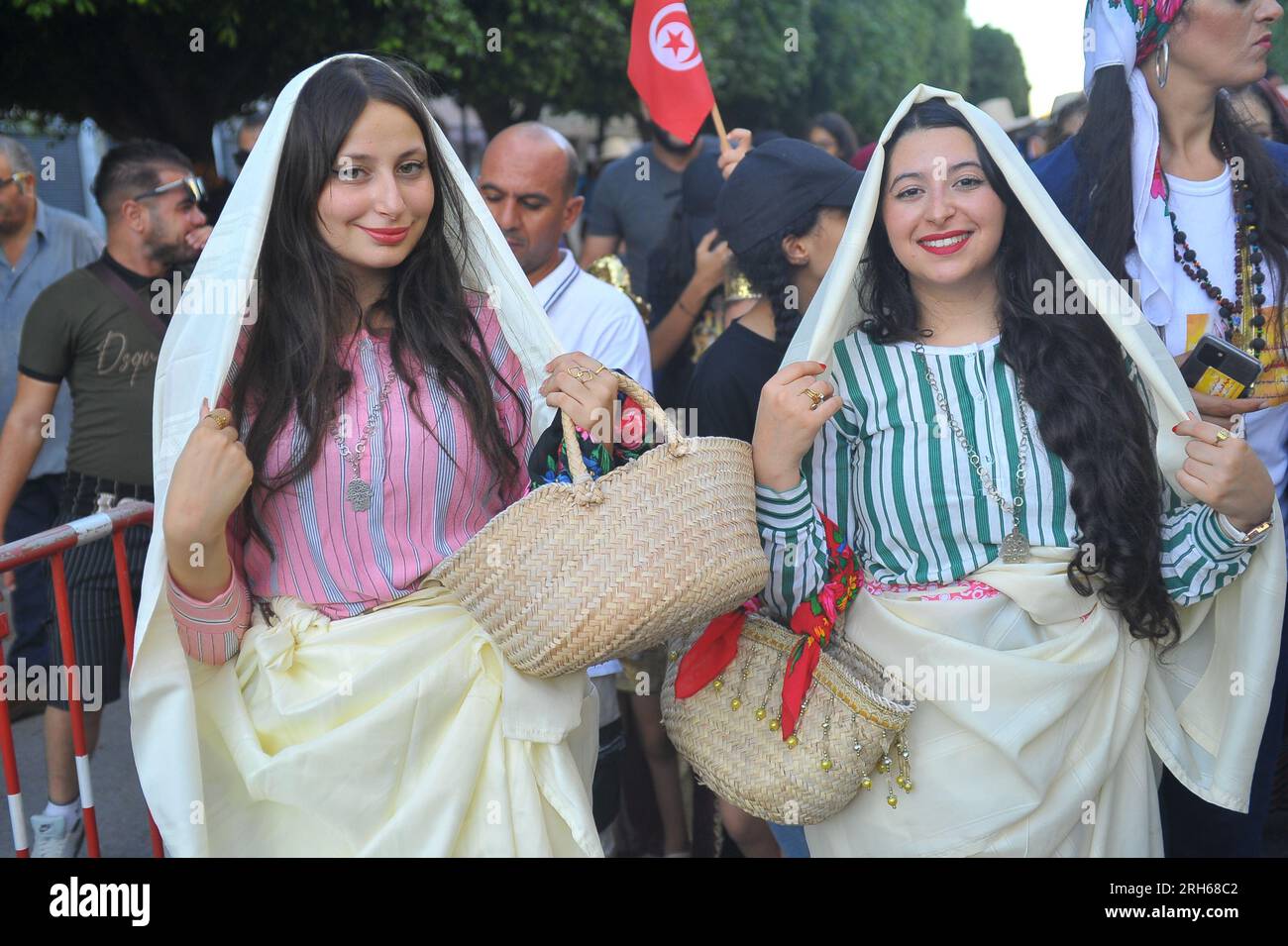 Tunisi, Tunisia. 13 agosto 2023. Le donne vestite con abiti tradizionali celebrano la giornata nazionale della donna a Tunisi, in Tunisia, 13 agosto 2023. La giornata nazionale della donna cade il 13 agosto in Tunisia. Crediti: Adel Ezzine/Xinhua/Alamy Live News Foto Stock