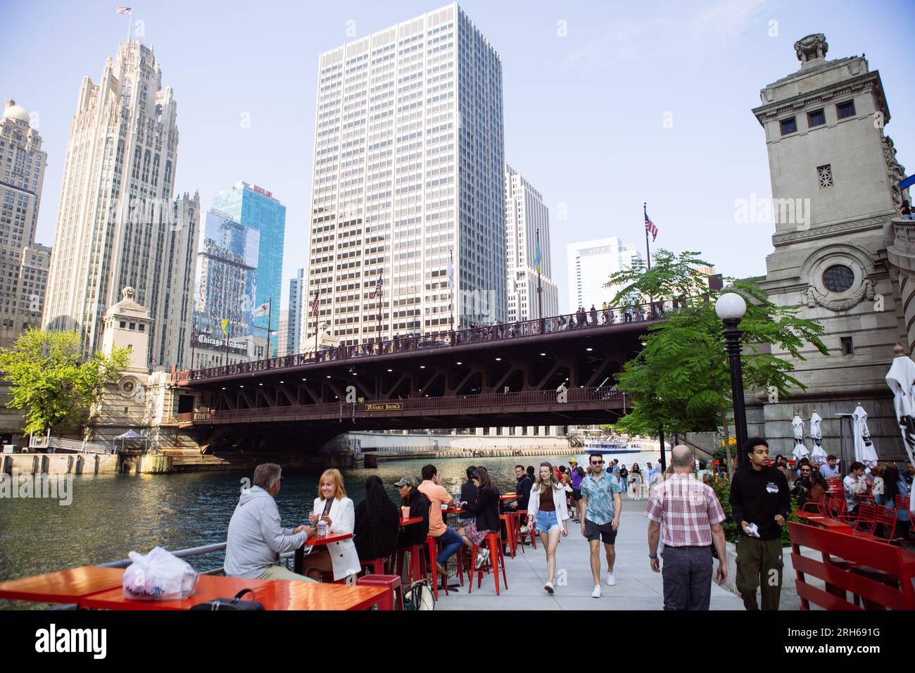 Persone che bevono e mangiano sul lungofiume di Chicago vicino al Bataan-Corregidor Memorial Bridge con l'edificio Langham a Back, Illinois, Stati Uniti Foto Stock