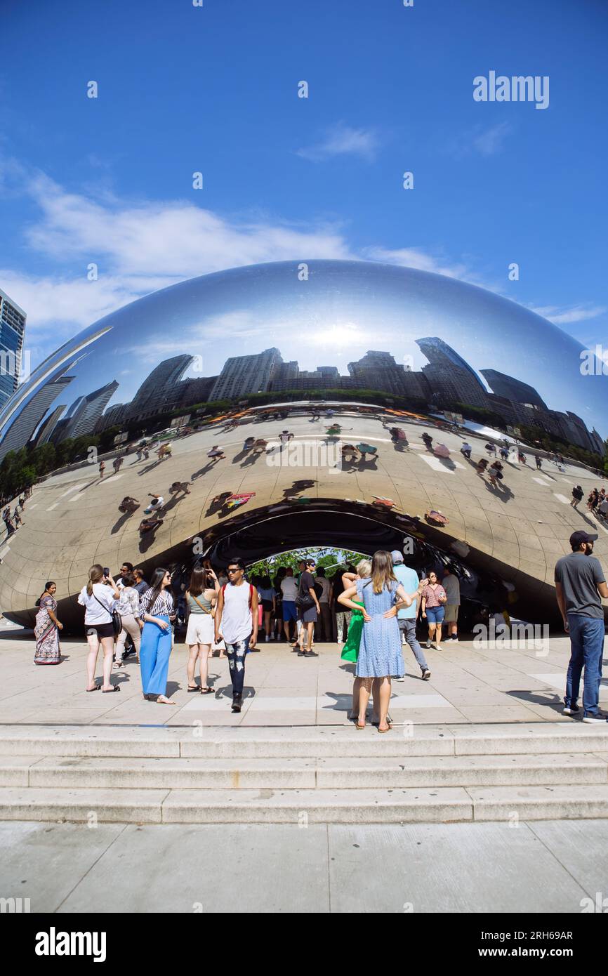 Scultura Cloud Gate "The Bean" di Anish Kapoor, fulcro dell'AT&T Plaza al Millennium Park nell'area della comunità Loop di Chicago, Illinois, USA Foto Stock