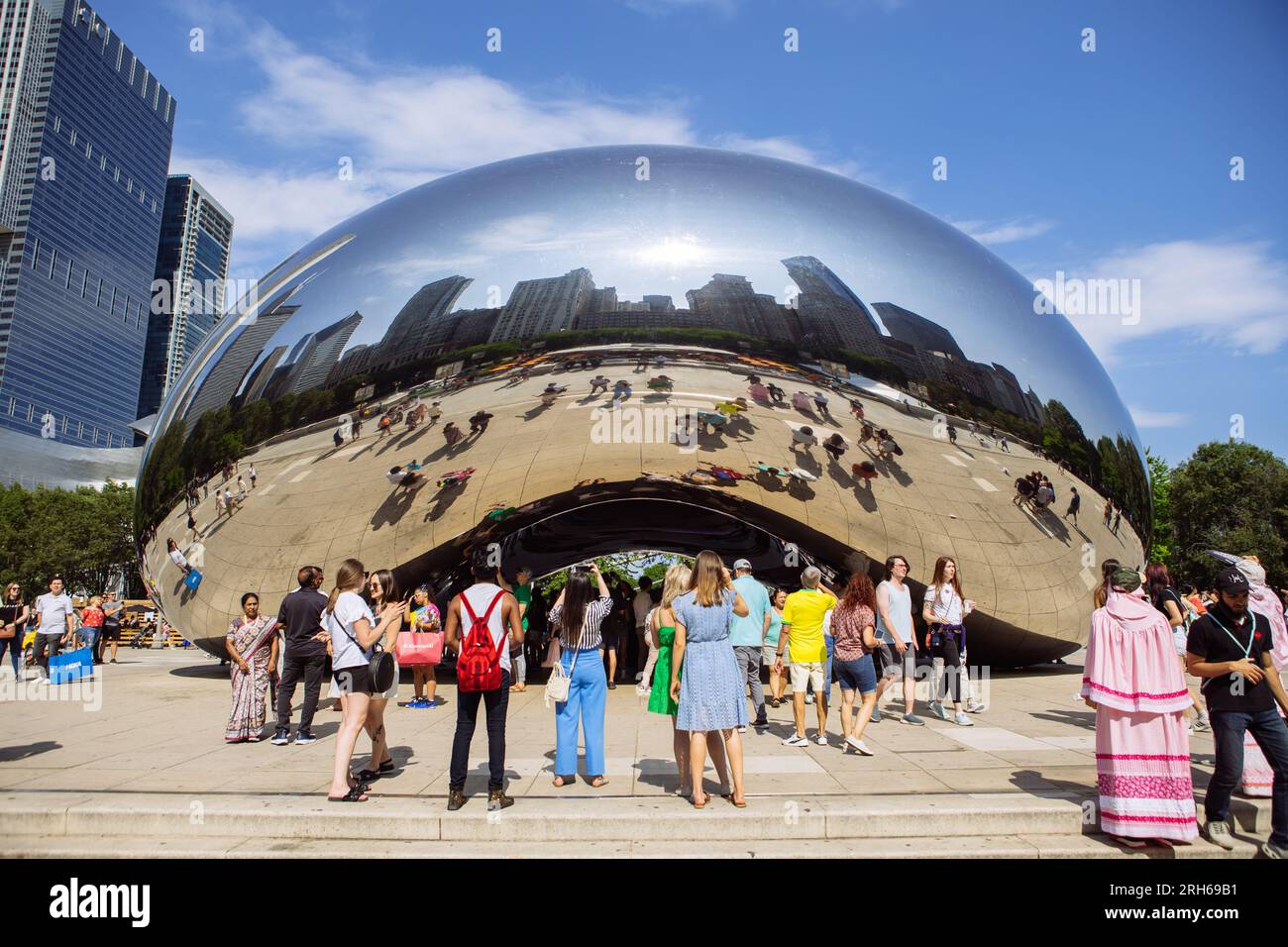 Scultura Cloud Gate "The Bean" di Anish Kapoor, fulcro dell'AT&T Plaza al Millennium Park nell'area della comunità Loop di Chicago, Illinois, USA Foto Stock
