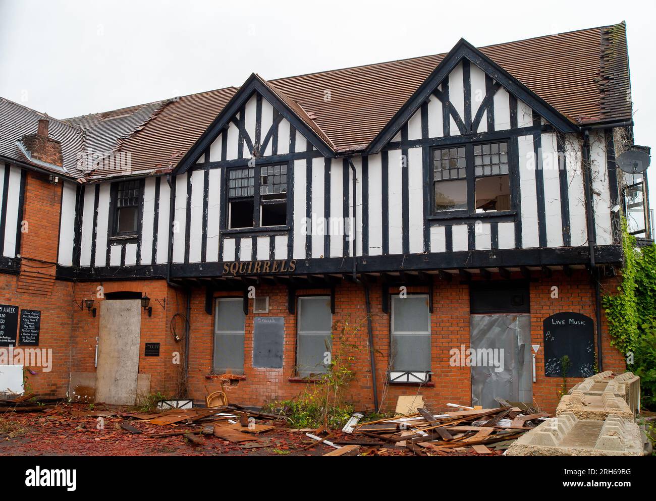 Winkfield, Regno Unito. 14 agosto 2023. La gente del posto è triste di vedere il pub e ristorante Squirrels a Winkfield, Berkshire oggi demolito, soprattutto perché l'edificio è elencato come patrimonio di valore comunitario, tuttavia, alcuni sono felici di vederlo andare a causa di comportamenti anti sociali nel sito e di un'infestazione di ratti. E' stato dato il permesso di costruire tre nuove case con cinque camere da letto sul sito. Credito: Maureen McLean/Alamy Live News Foto Stock