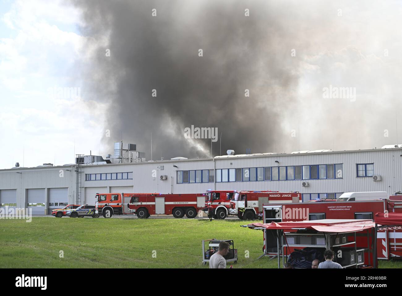 Il tratto autostradale D5 è stato chiuso in entrambe le direzioni tra il 34° e il 41° km nella Boemia centrale a causa di un grande incendio di un impianto di produzione di materie plastiche nella zona industriale di Zebrak vicino a Beroun, repubblica Ceca, 14 agosto 2023. (CTK Photo/Vit Simanek) Foto Stock