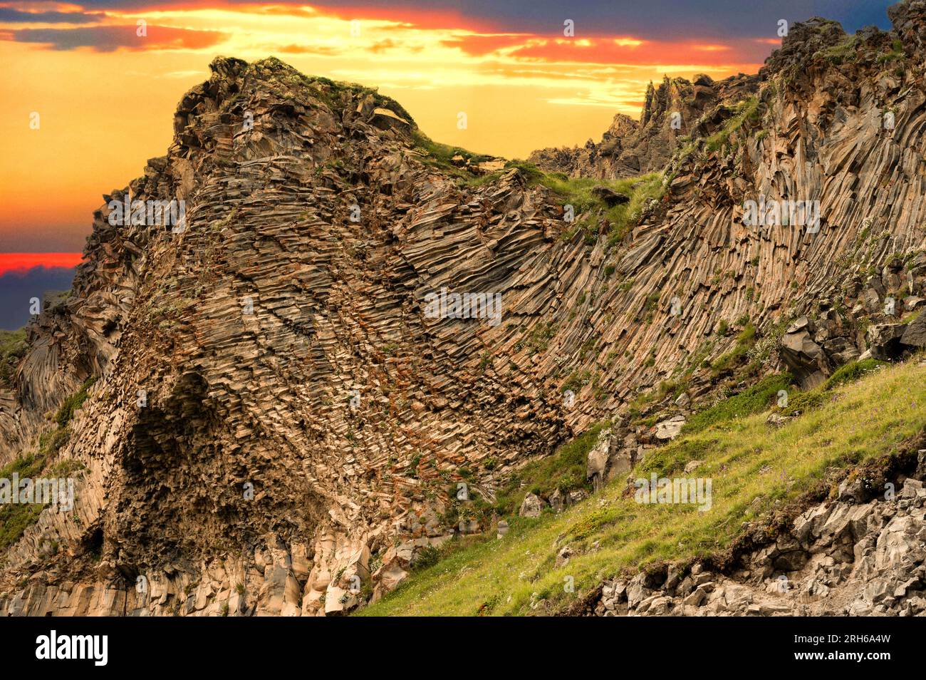 insolita formazione rocciosa, razza. Montagne, geologia, trekking e bellissime forme panorami e sfondi nella natura. Terre estive al tramonto sulle montagne panoramiche Foto Stock