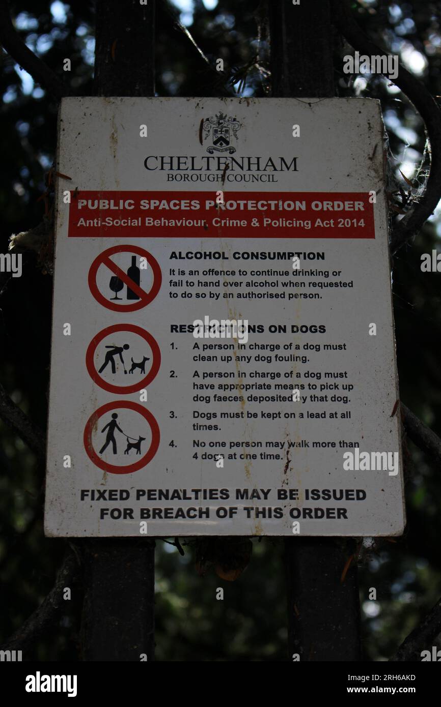 Cheltenham Borough Council Public Spaces Protection Order cartello che mostra il divieto di consumo di alcol e cani devono essere in piombo Foto Stock