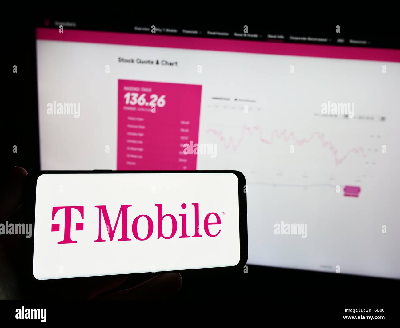 Persona che possiede un telefono cellulare con il logo della società di telecomunicazioni T-Mobile US Inc. Sullo schermo davanti alla pagina Web. Concentrarsi sul display del telefono. Foto Stock