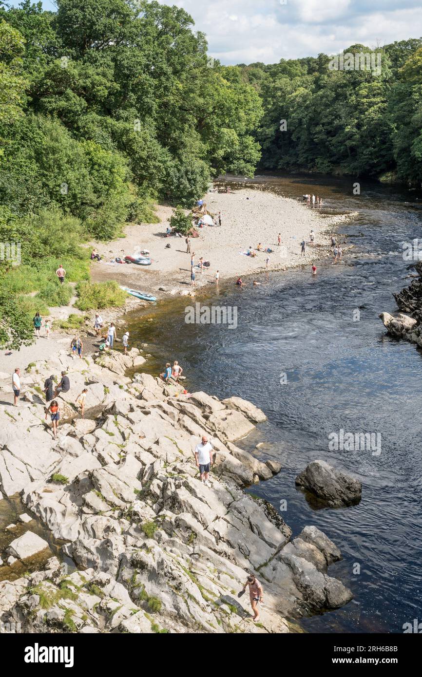Meteo UK 10th August 2023 Heatwave, le famiglie si rinfrescano nel fiume Lune a Kirkby Lonsdale, Cumbria, Inghilterra, Regno Unito Foto Stock