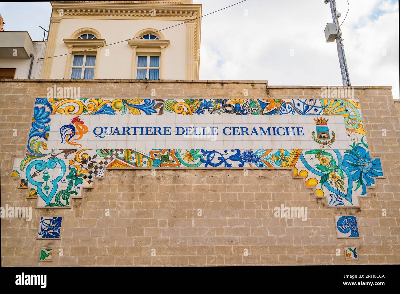 Grottaglie, Italia - 3 gennaio 2023: La capitale della ceramica pugliese, dove ceramisti e artigiani continuano a produrre oggetti in ceramica da argilla estratta localmente Foto Stock