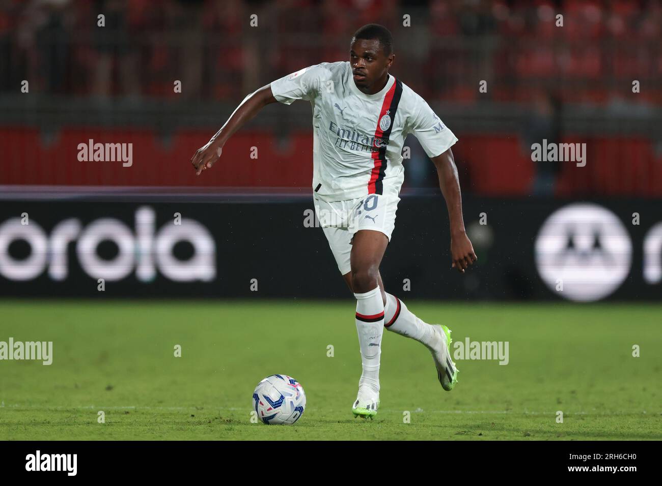 Monza, Italia, 8 agosto 2023. Pierre Kalulu del Milan durante la partita del Trofeo Silvio Berlusconi allo stadio U-Power di Monza. Il credito fotografico dovrebbe leggere: Jonathan Moscrop / Sportimage Foto Stock