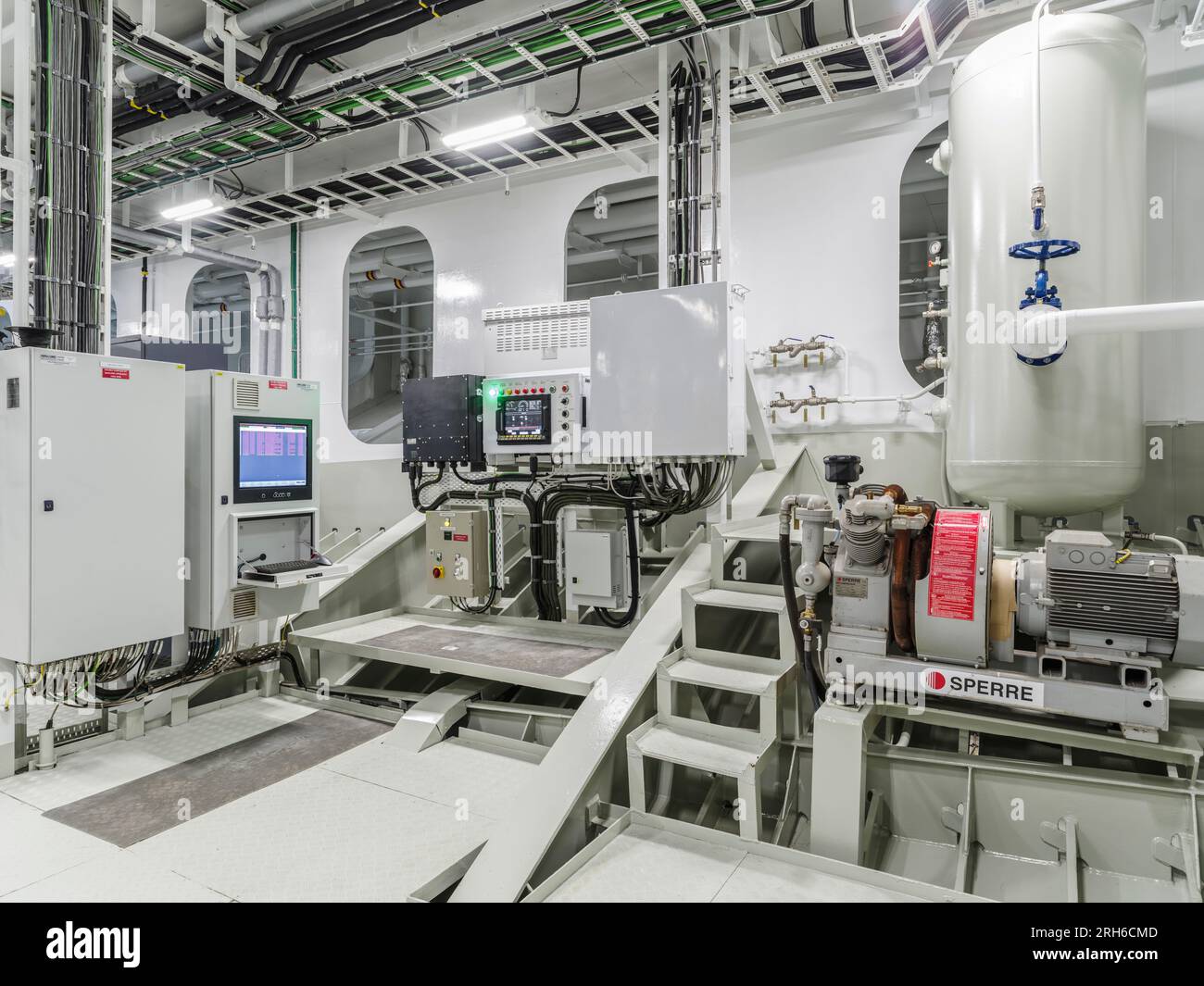 incredibile foto della sala macchine di una nave/sottomarino/nave da carico. mostra motori e pipeline colorate. Foto Stock