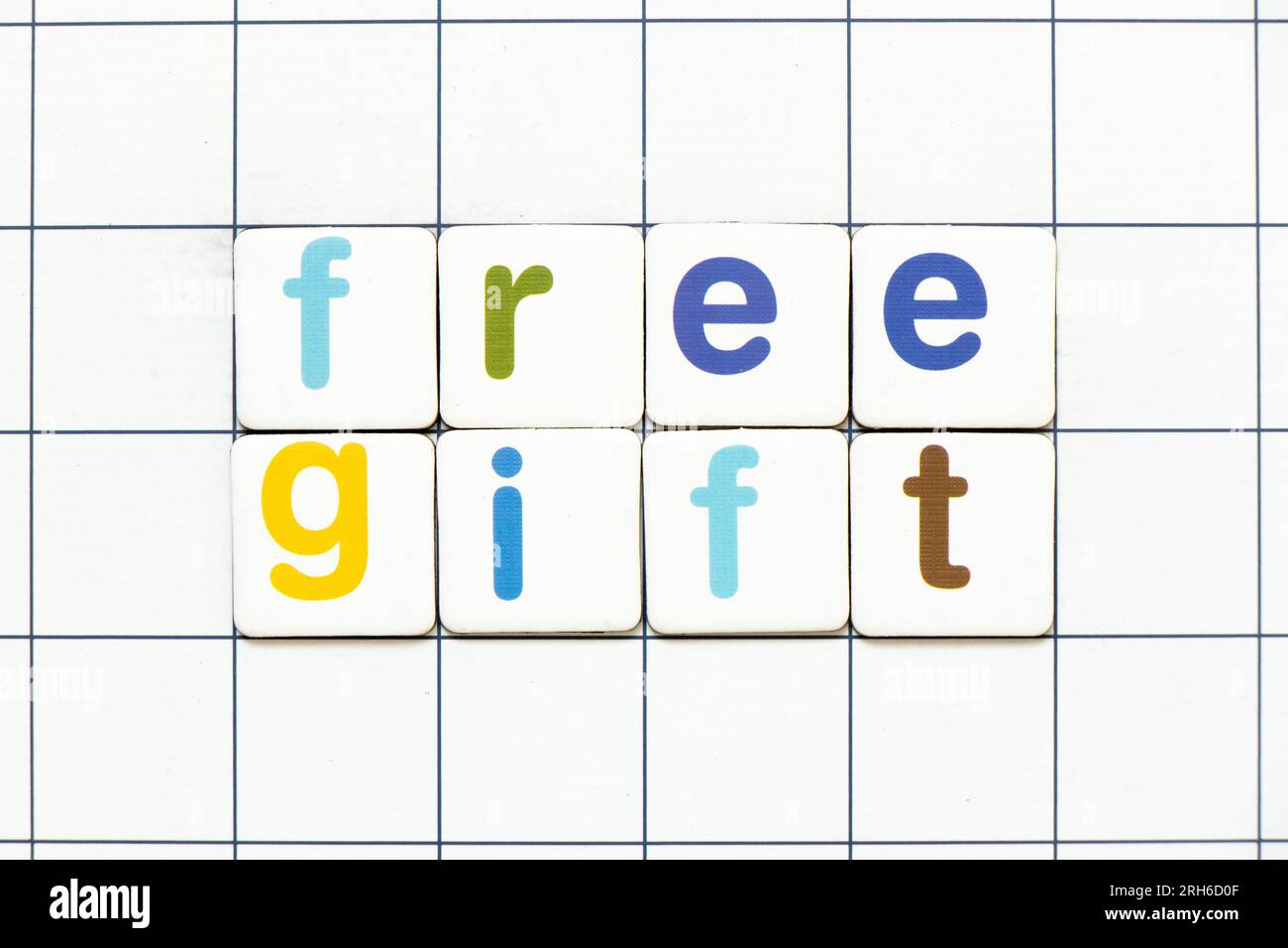 Lettera colorata in parola regalo gratuito su sfondo griglia bianca Foto Stock