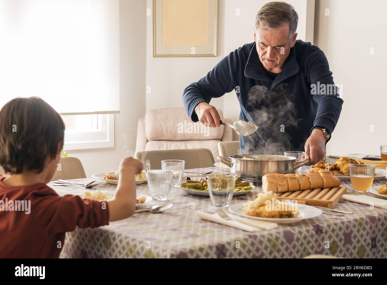Nonno e nipote all'ora di pranzo Foto Stock