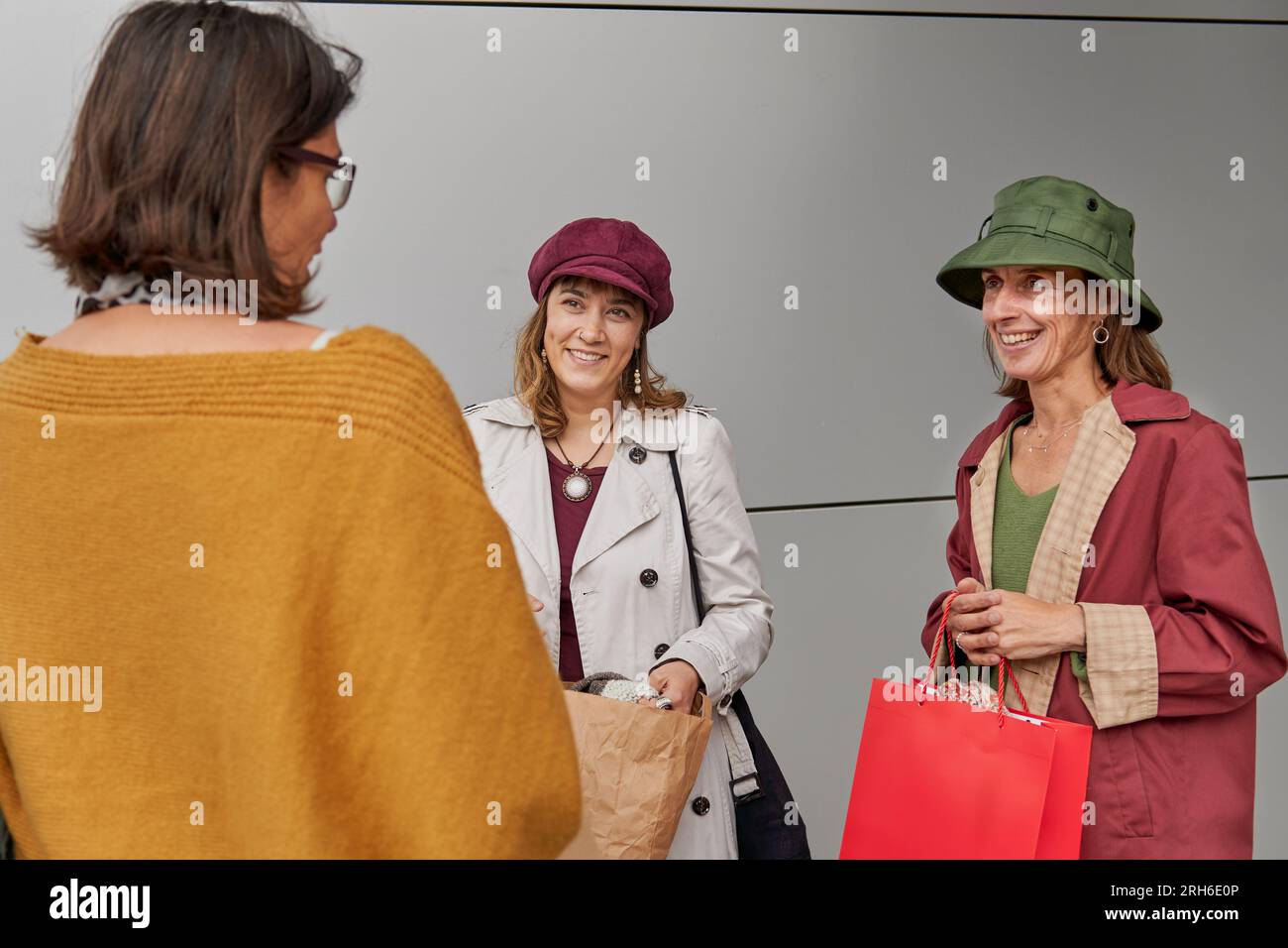 tre donne diverse che hanno una conversazione dopo aver fatto shopping al black friday Foto Stock