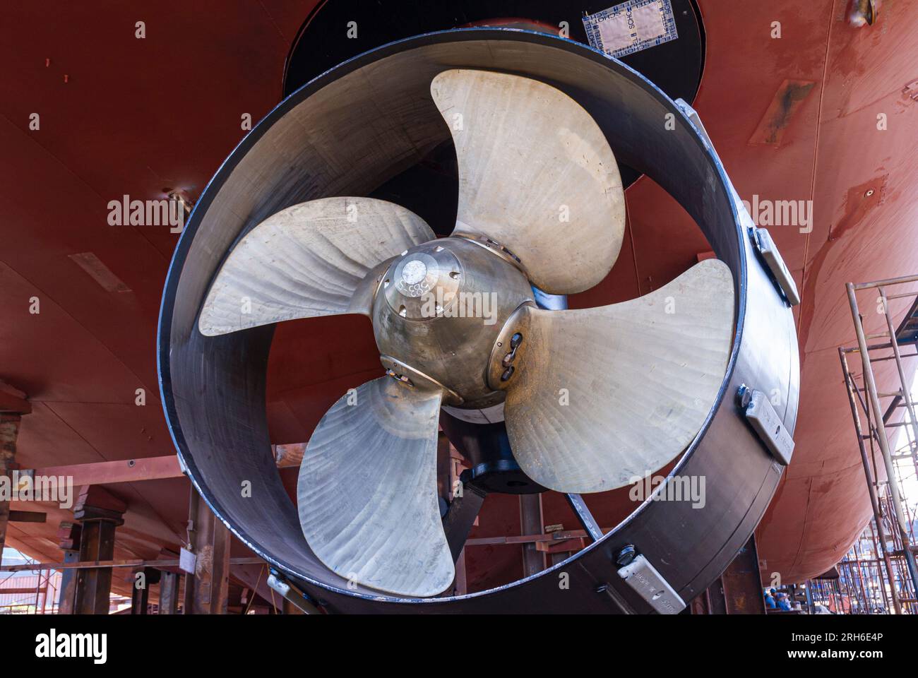 L'Azimuth Schottel Stern si tuffa su una nave di supporto subacqueo durante la costruzione presso il cantiere navale Italthai di Bangkok, Thailandia Foto Stock