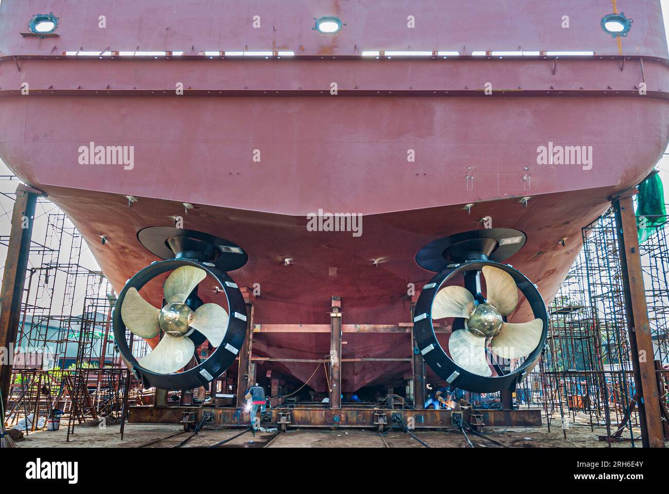 L'Azimuth Schottel Stern si tuffa su una nave di supporto subacqueo durante la costruzione presso il cantiere navale Italthai di Bangkok, Thailandia Foto Stock