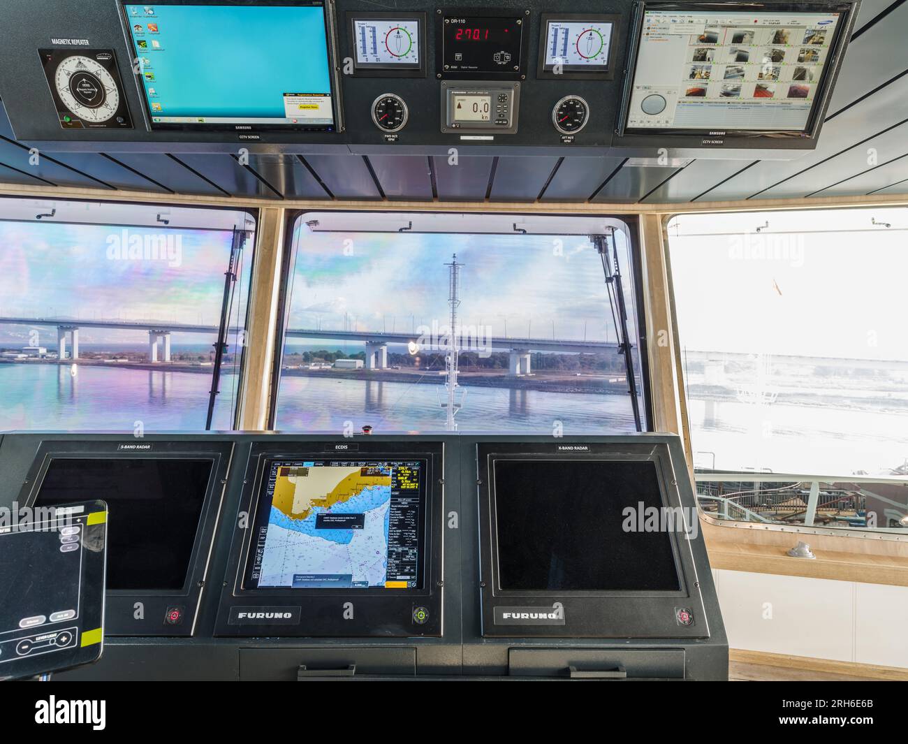 bella foto dell'interno di una nave da crociera/nave da carico/sottomarino/nave. sedie e scrivanie incluse Foto Stock