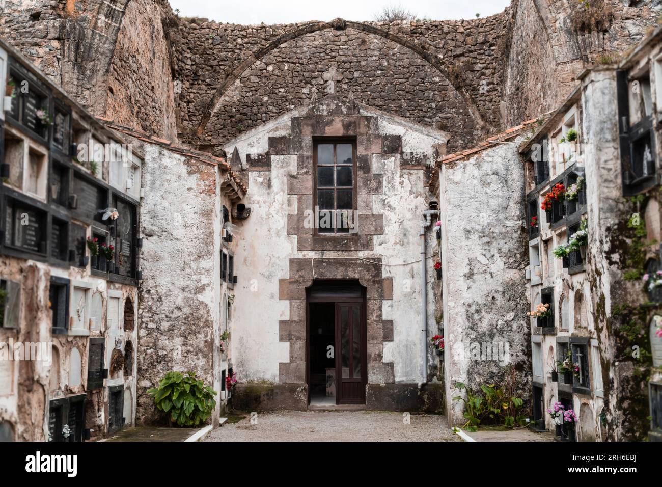 Tombe e cappella in un misterioso cimitero costruito su rovine gotiche Foto Stock