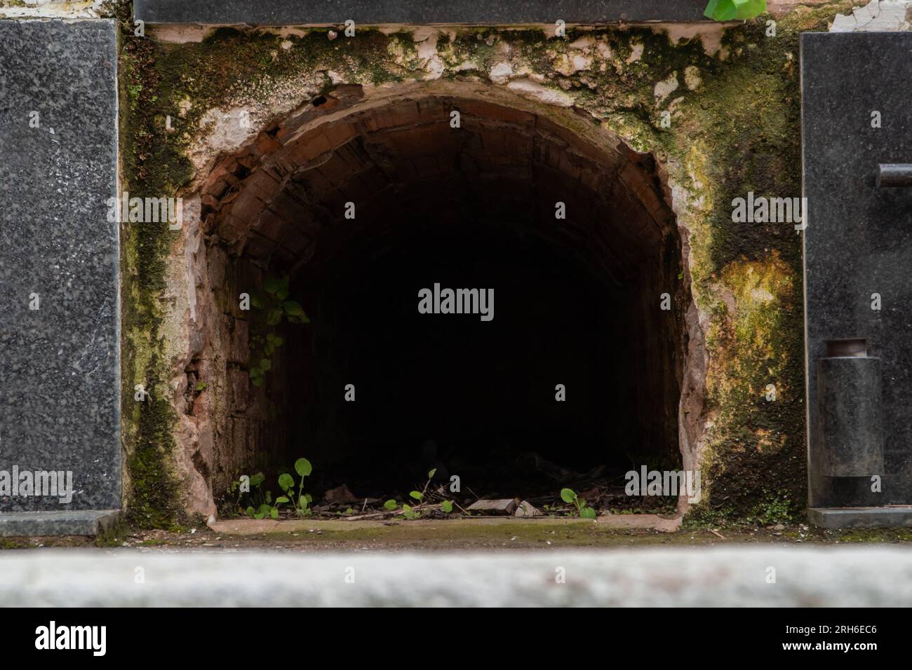 inquietante tomba aperta nel cimitero Foto Stock
