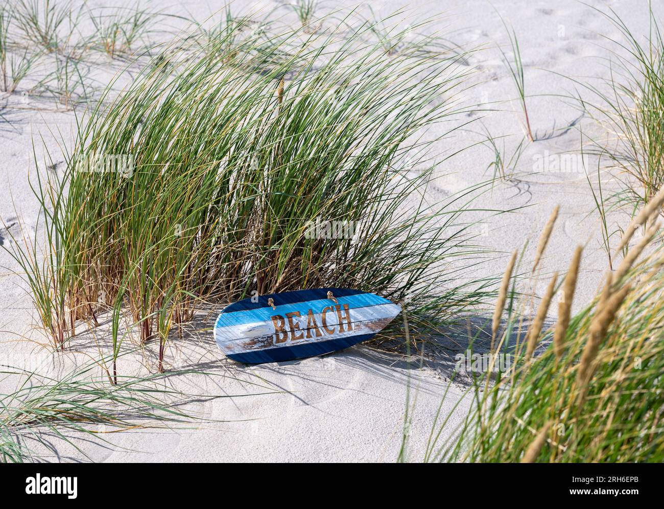 L'insegna della spiaggia nelle dune di sabbia indica la strada per la spiaggia. Foto Stock