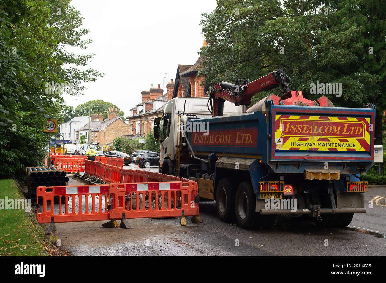 Ascot, Berkshire, Regno Unito. 14 agosto 2023. Tubi sono stati posati ad Ascot High Street da Instalcom Ltd per conto di Scottish e Southern Power. Credito: Maureen McLean/Alamy Live News Foto Stock