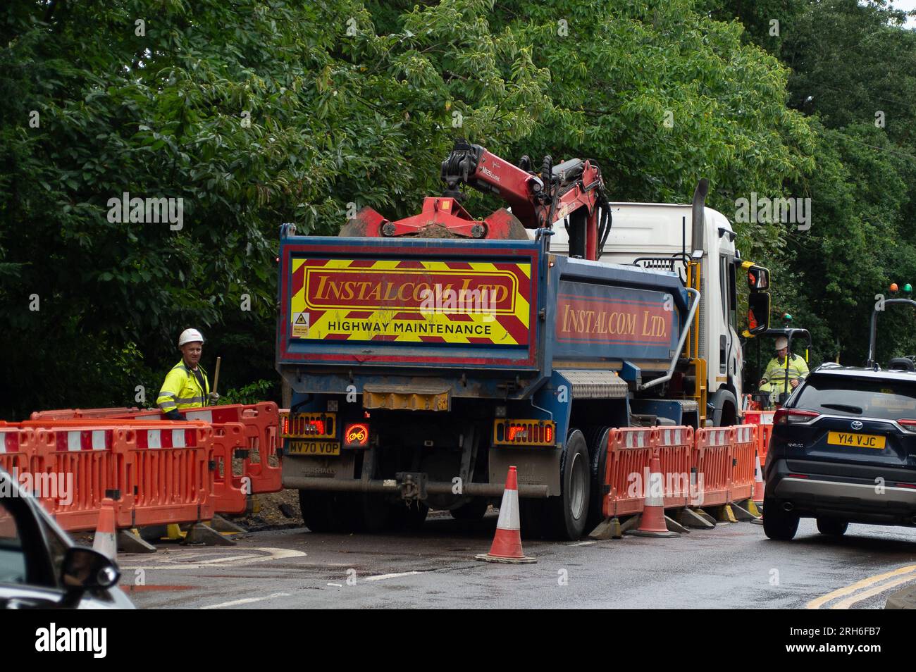 Ascot, Berkshire, Regno Unito. 14 agosto 2023. Tubi sono stati posati ad Ascot High Street da Instalcom Ltd per conto di Scottish e Southern Power. Credito: Maureen McLean/Alamy Live News Foto Stock