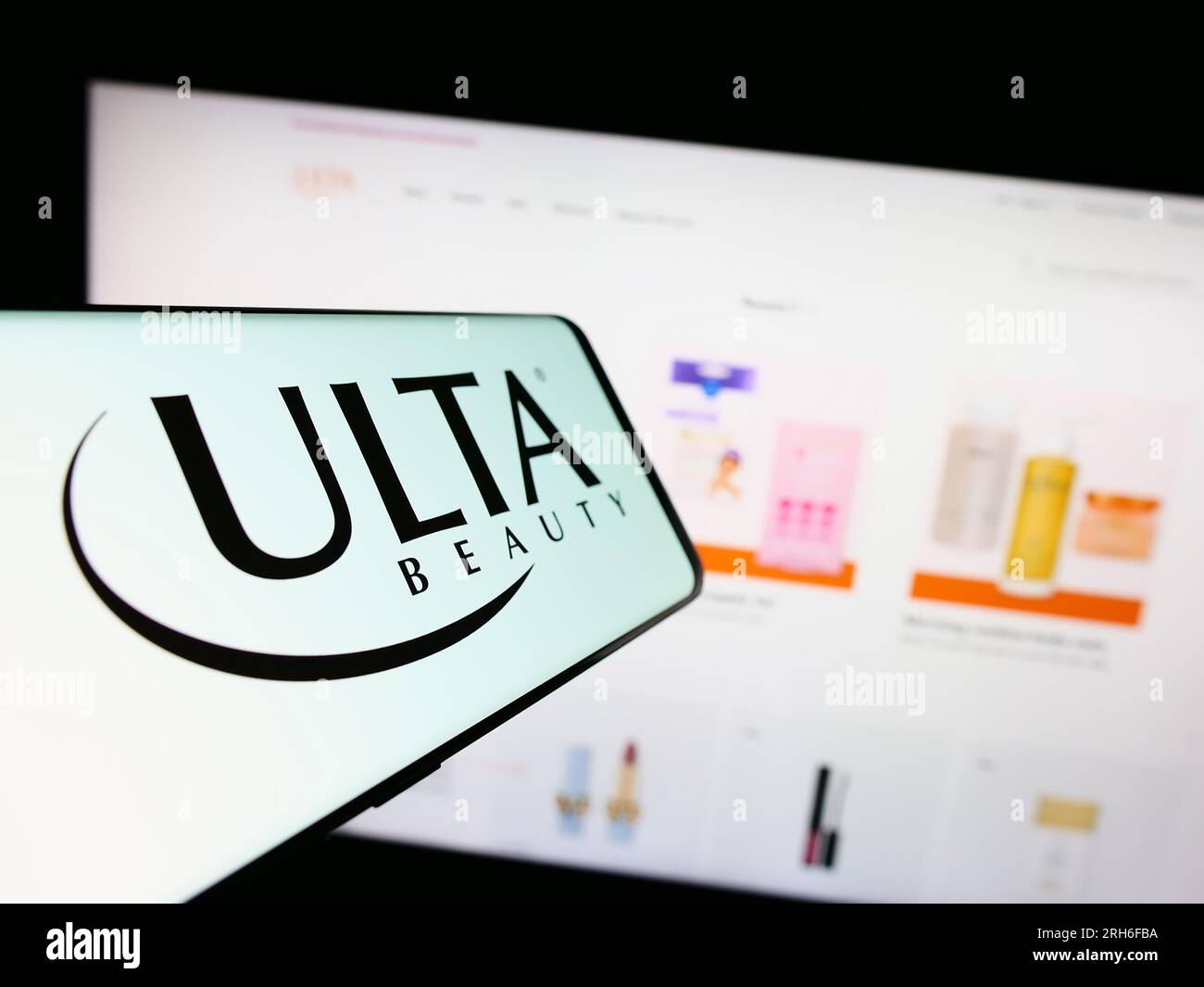 Cellulare con logo della società americana di vendita al dettaglio di cosmetici Ulta Beauty Inc. Sullo schermo davanti al sito Web. Concentrarsi sul centro del display del telefono. Foto Stock