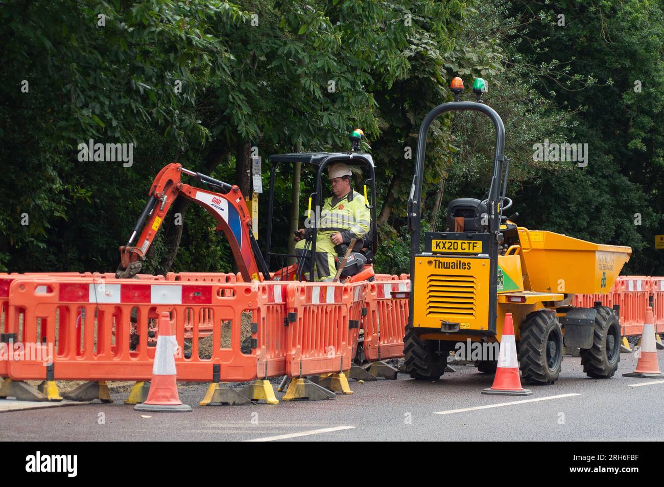 Ascot, Berkshire, Regno Unito. 14 agosto 2023. Tubi sono stati posati ad Ascot High Street da Instalcom Ltd per conto di Scottish e Southern Power. Credito: Maureen McLean/Alamy Live News Foto Stock