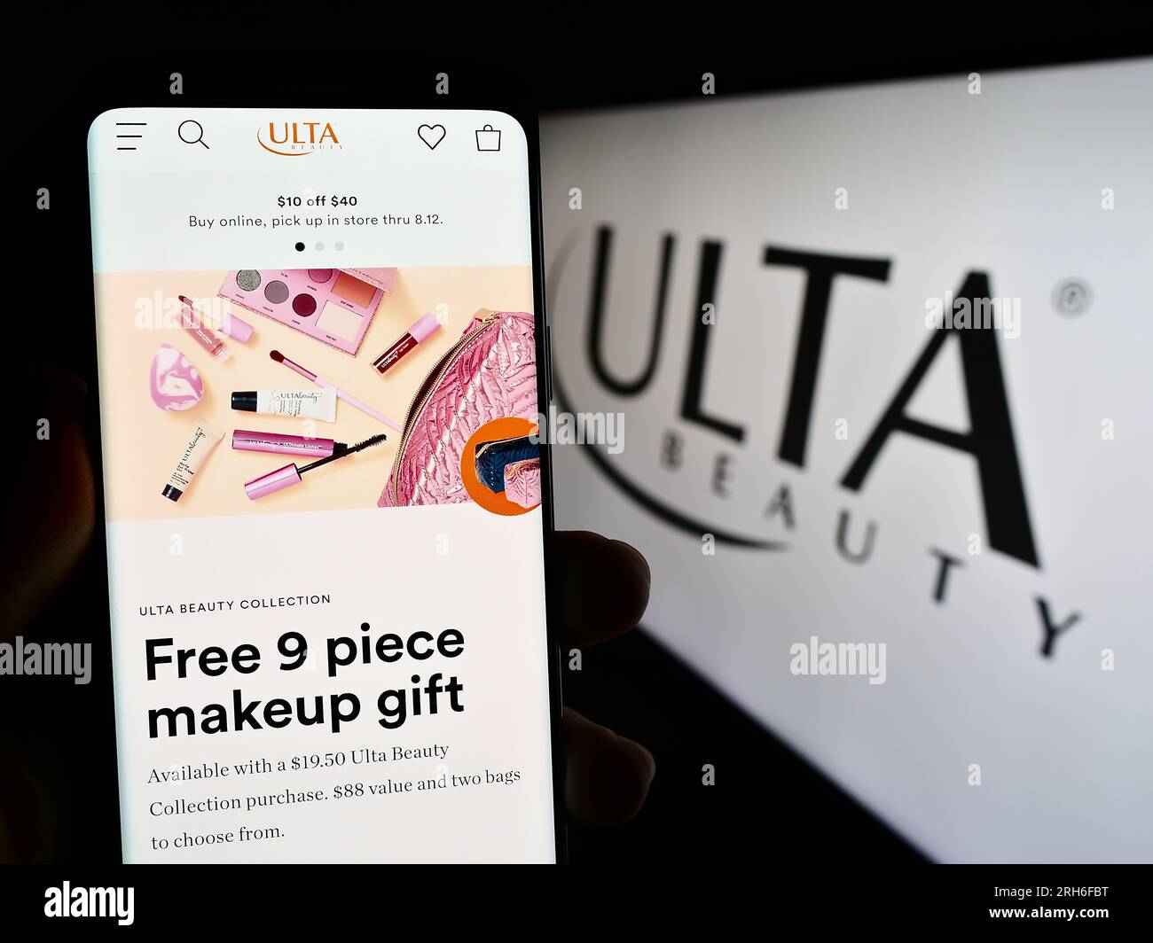 Persona in possesso di cellulare con pagina Web della società statunitense di vendita al dettaglio di cosmetici Ulta Beauty Inc. Sullo schermo con logo. Concentrarsi sul centro del display del telefono. Foto Stock