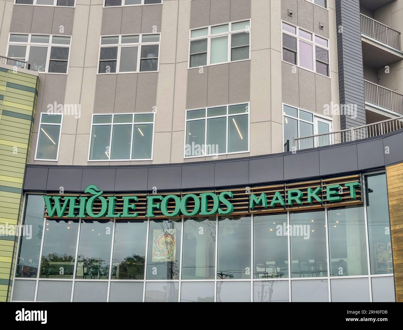 Kansas City, Missouri, USA - 3 agosto 2023: Whole Foods Market, con negozi negli Stati Uniti, in Canada e nel Regno Unito, è una catena di supermercati americana specializzata in prodotti alimentari Foto Stock